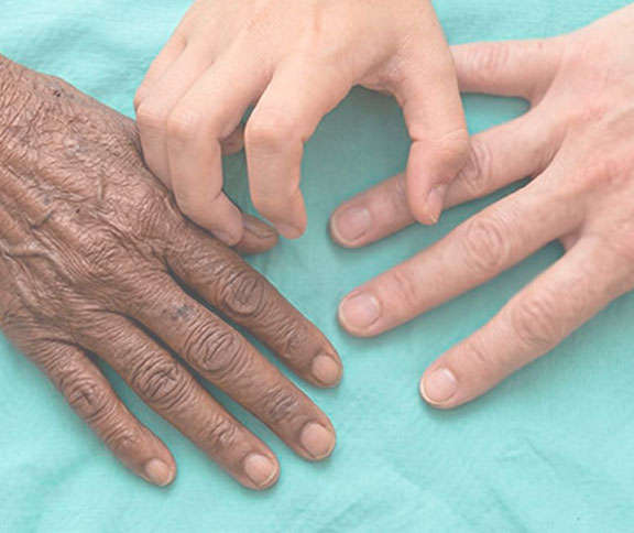 Mãos de diferentes gerações unidas